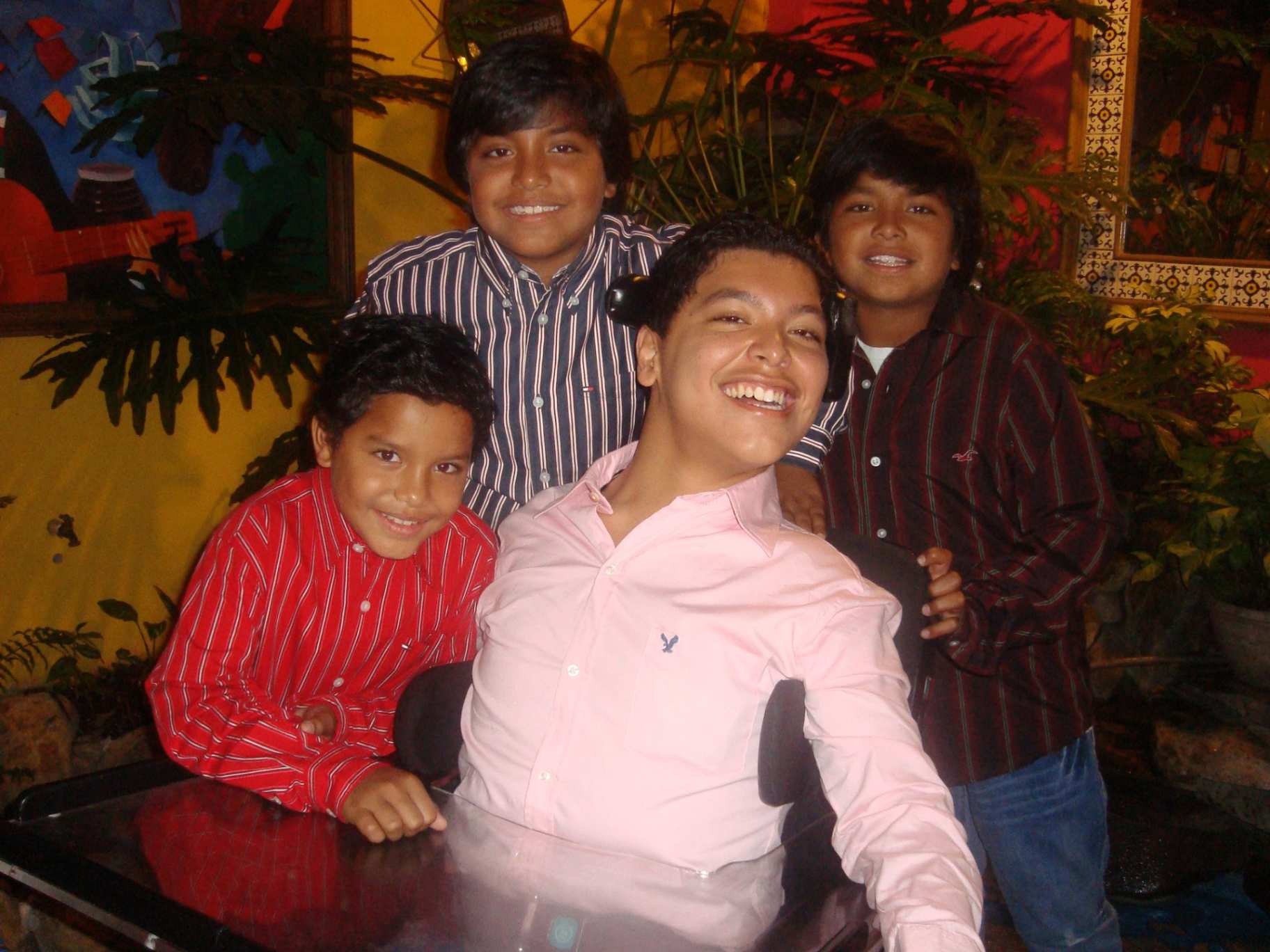 Raul smiling with his three brothers at a restaurant